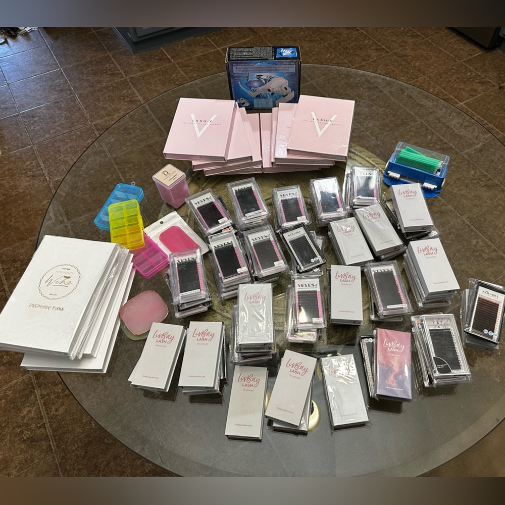 Lash extension trays, tweezers and supplies